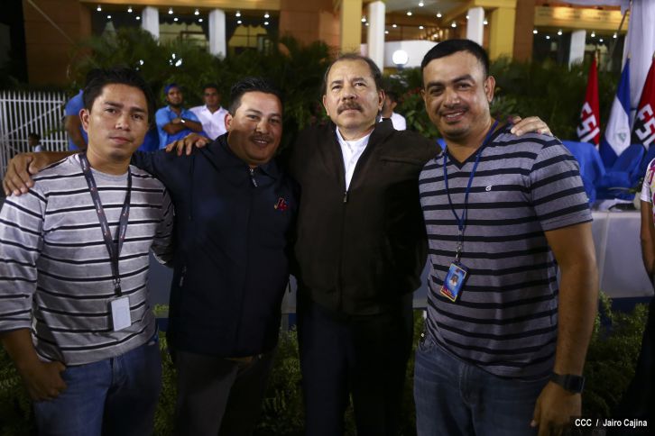 Daniel y Rosario reciben Antorcha de la Libertad y la Unidad Centroamericana