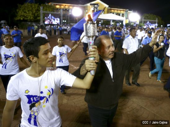 Daniel y Rosario reciben Antorcha de la Libertad y la Unidad Centroamericana