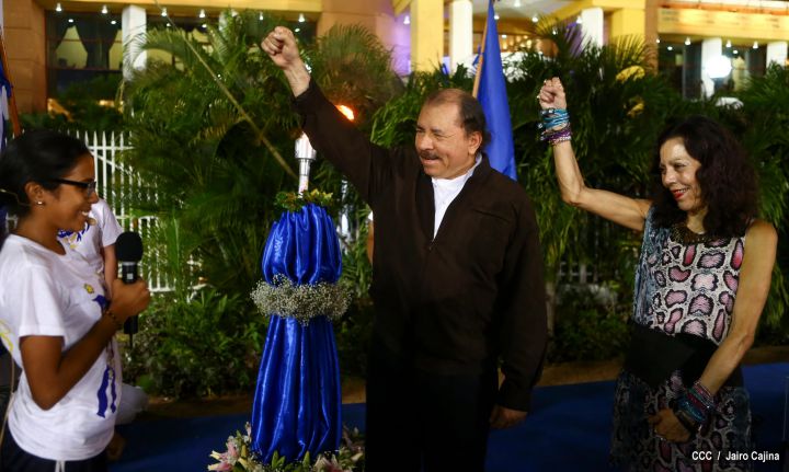 Daniel y Rosario reciben Antorcha de la Libertad y la Unidad Centroamericana