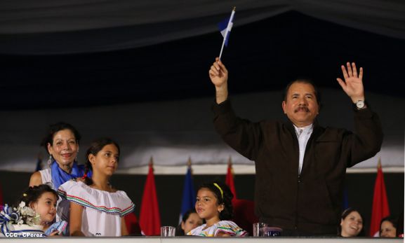 Daniel y Rosario presiden Desfile Patrio Nicaragua Mía 2014