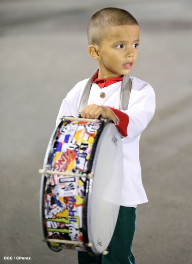 Daniel y Rosario presiden Desfile Patrio Nicaragua Mía 2014