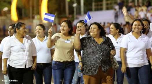 Daniel y Rosario presiden Desfile Patrio Nicaragua Mía 2014