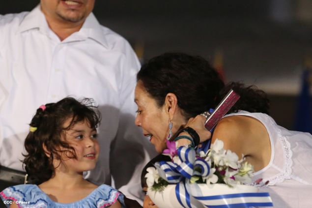 Daniel y Rosario presiden Desfile Patrio Nicaragua Mía 2014