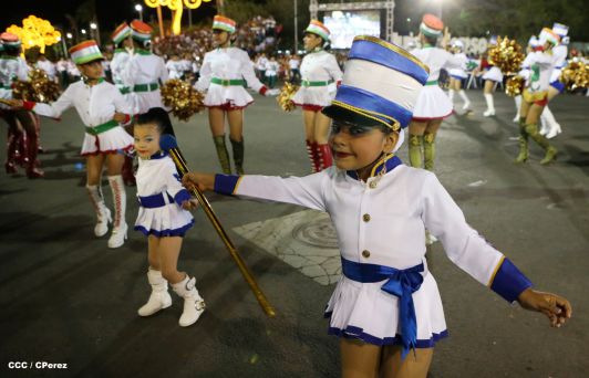 Daniel y Rosario presiden Desfile Patrio Nicaragua Mía 2014