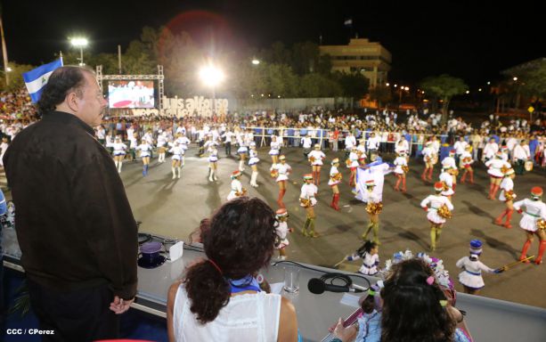 Daniel y Rosario presiden Desfile Patrio Nicaragua Mía 2014
