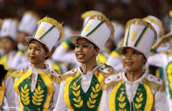 Daniel y Rosario presiden Desfile Patrio Nicaragua Mía 2014