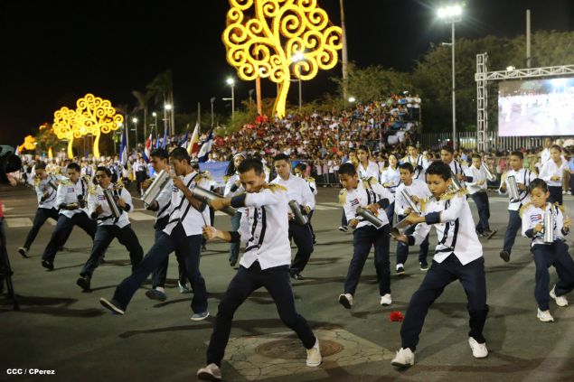 Daniel y Rosario presiden Desfile Patrio Nicaragua Mía 2014