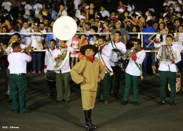 Daniel y Rosario presiden Desfile Patrio Nicaragua Mía 2014