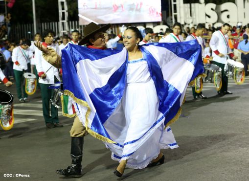Daniel y Rosario presiden Desfile Patrio Nicaragua Mía 2014