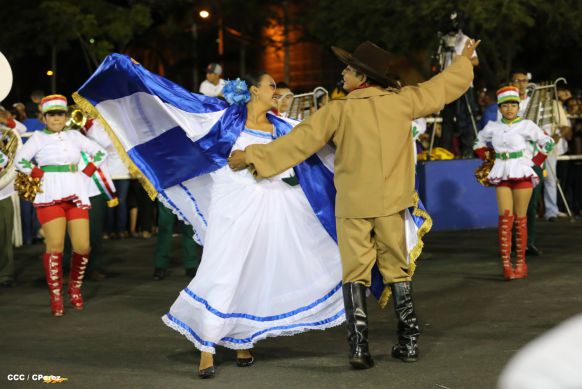 Daniel y Rosario presiden Desfile Patrio Nicaragua Mía 2014