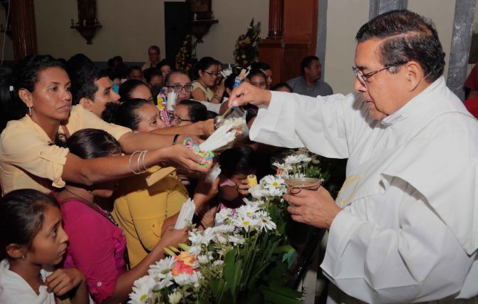 Leoneses festejan a Virgen de La Merced