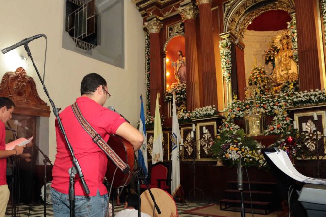 Leoneses festejan a Virgen de La Merced