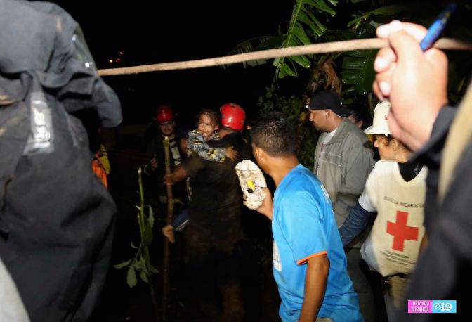 Colapsa muro en Barrio 18 de Mayo y soterra a familias