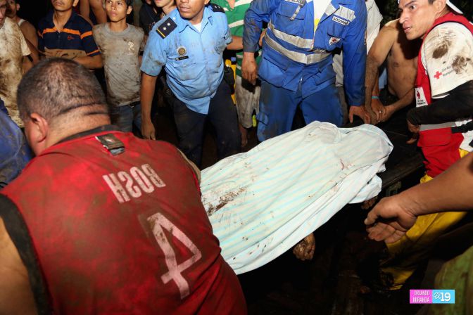 Colapsa muro en Barrio 18 de Mayo y soterra a familias