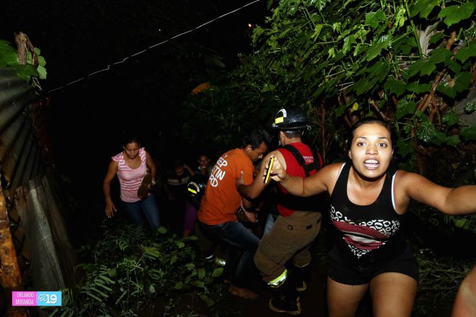 Colapsa muro en Barrio 18 de Mayo y soterra a familias