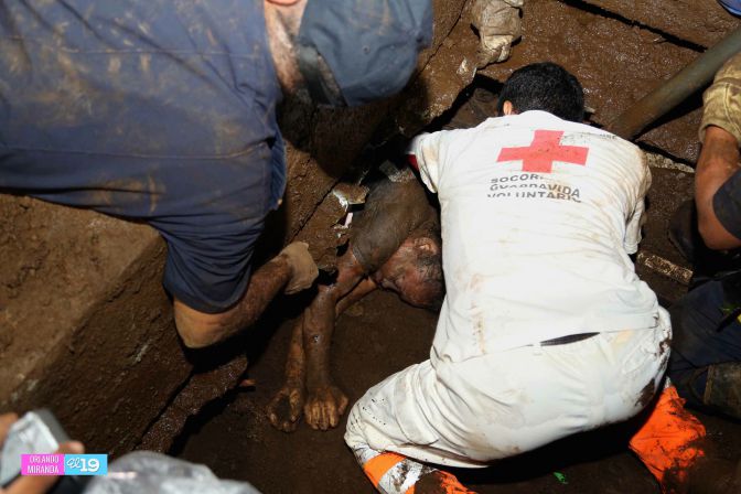 Colapsa muro en Barrio 18 de Mayo y soterra a familias