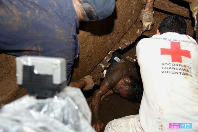 Colapsa muro en Barrio 18 de Mayo y soterra a familias