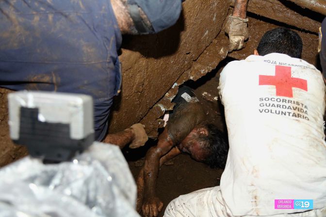 Colapsa muro en Barrio 18 de Mayo y soterra a familias