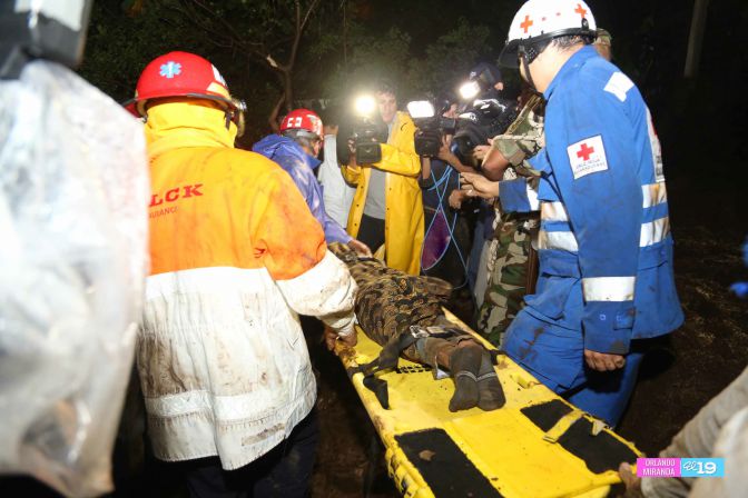 Colapsa muro en Barrio 18 de Mayo y soterra a familias