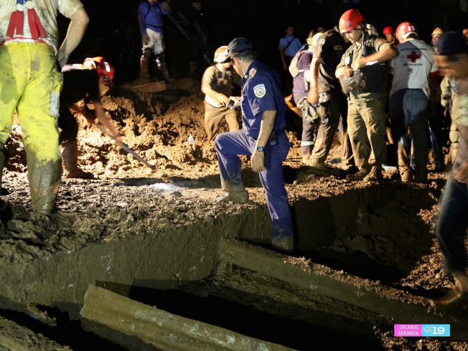 Colapsa muro en Barrio 18 de Mayo y soterra a familias