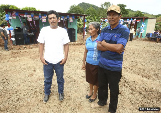 Familias de mineros reciben viviendas en Bonanza