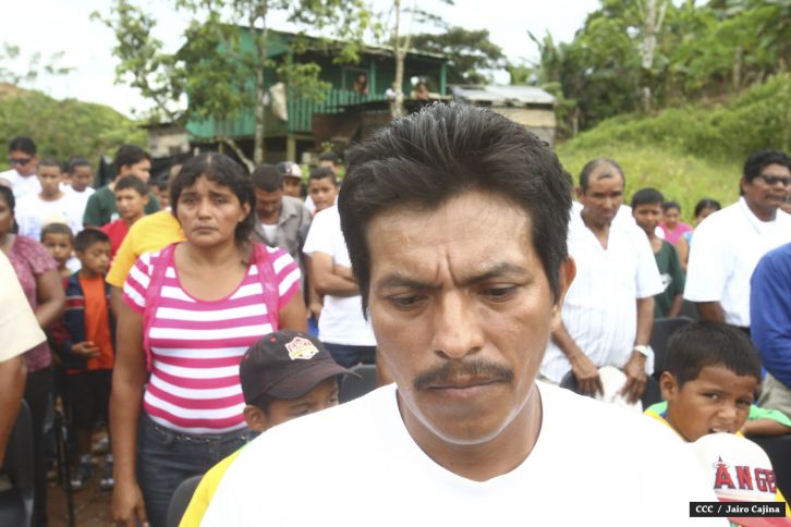 Familias de mineros reciben viviendas en Bonanza