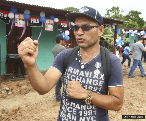 Familias de mineros reciben viviendas en Bonanza
