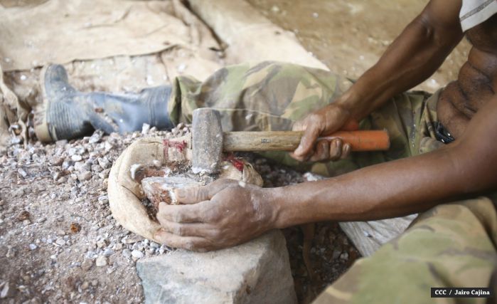 Familias de mineros reciben viviendas en Bonanza