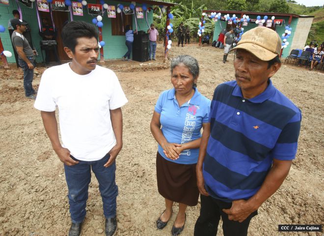 Familias de mineros reciben viviendas en Bonanza