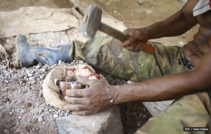 Familias de mineros reciben viviendas en Bonanza