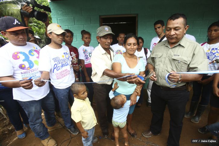 Familias de mineros reciben viviendas en Bonanza