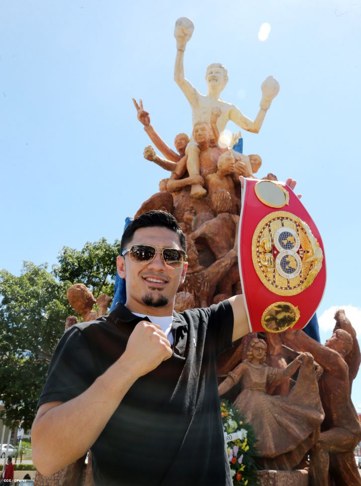 Randy Caballero recibe Orden Alexis Argüello y coloca Ofrenda Floral en Plaza de las Victorias