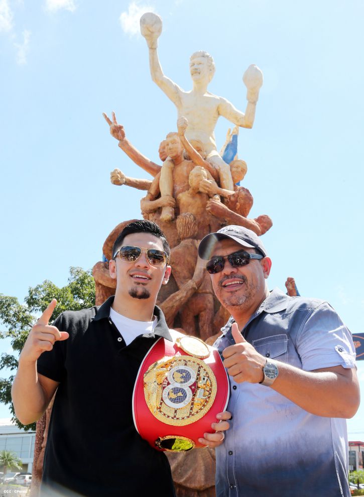 Randy Caballero recibe Orden Alexis Argüello y coloca Ofrenda Floral en Plaza de las Victorias