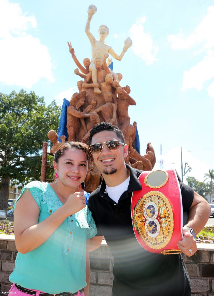 Randy Caballero recibe Orden Alexis Argüello y coloca Ofrenda Floral en Plaza de las Victorias