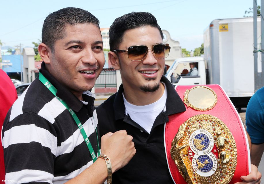 Randy Caballero recibe Orden Alexis Argüello y coloca Ofrenda Floral en Plaza de las Victorias