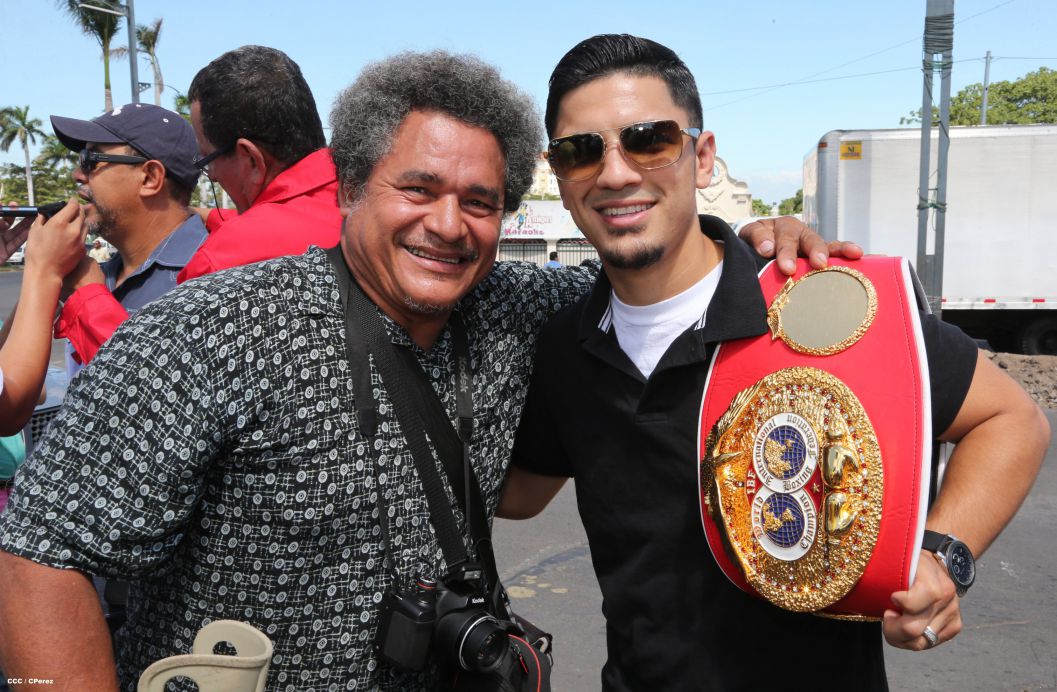 Randy Caballero recibe Orden Alexis Argüello y coloca Ofrenda Floral en Plaza de las Victorias