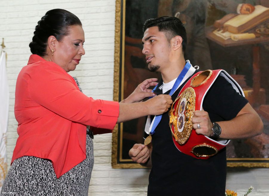 Randy Caballero recibe Orden Alexis Argüello y coloca Ofrenda Floral en Plaza de las Victorias