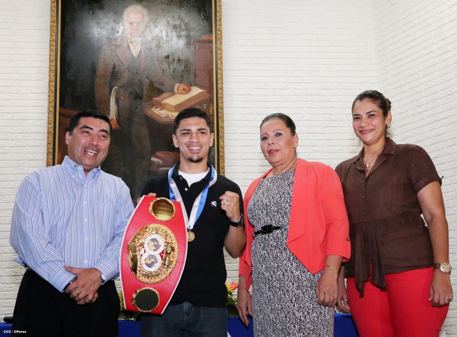 Randy Caballero recibe Orden Alexis Argüello y coloca Ofrenda Floral en Plaza de las Victorias