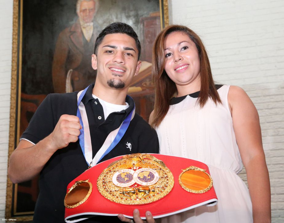 Randy Caballero recibe Orden Alexis Argüello y coloca Ofrenda Floral en Plaza de las Victorias