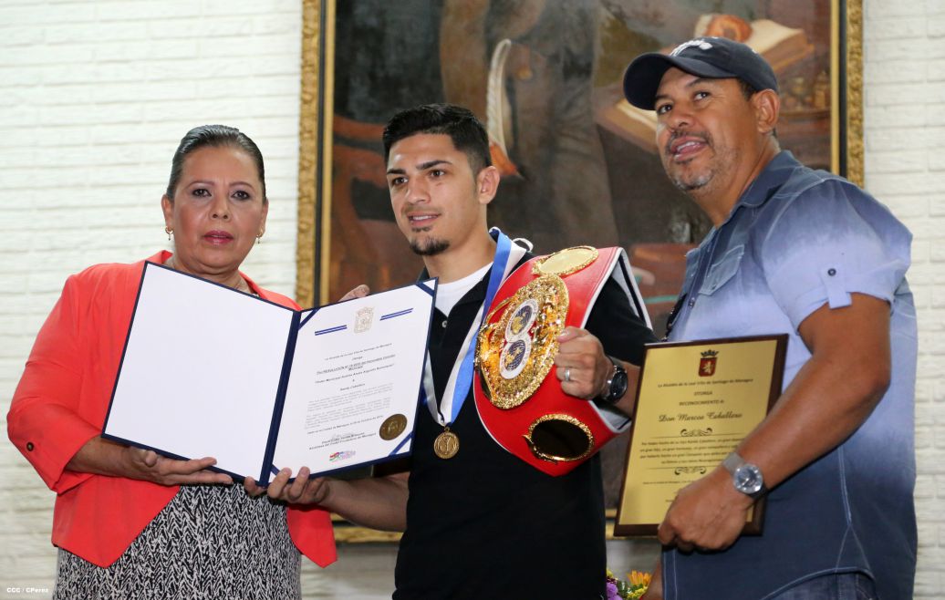 Randy Caballero recibe Orden Alexis Argüello y coloca Ofrenda Floral en Plaza de las Victorias