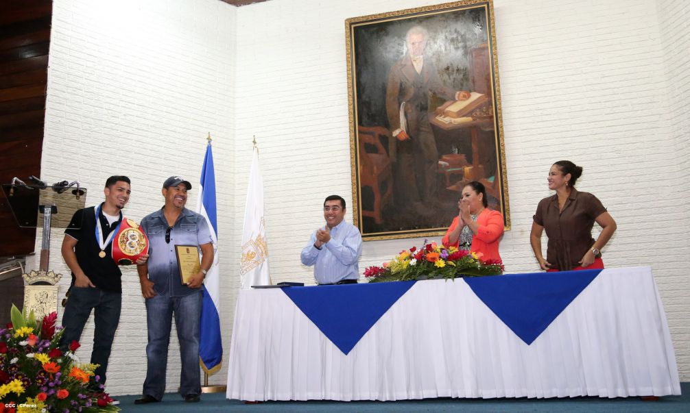 Randy Caballero recibe Orden Alexis Argüello y coloca Ofrenda Floral en Plaza de las Victorias