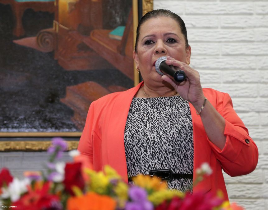 Randy Caballero recibe Orden Alexis Argüello y coloca Ofrenda Floral en Plaza de las Victorias