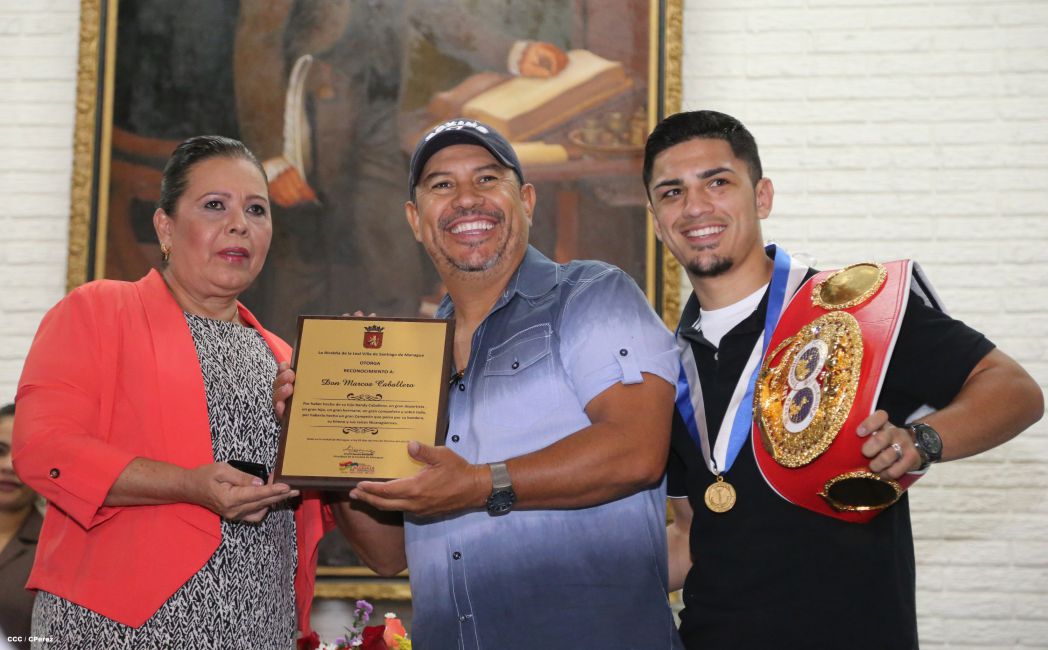 Randy Caballero recibe Orden Alexis Argüello y coloca Ofrenda Floral en Plaza de las Victorias
