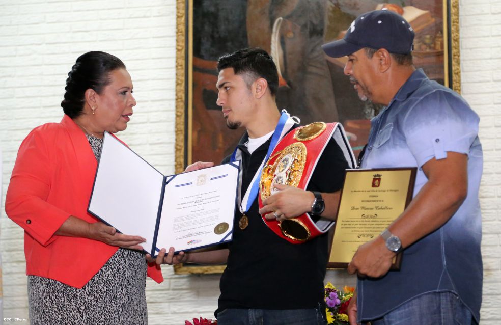 Randy Caballero recibe Orden Alexis Argüello y coloca Ofrenda Floral en Plaza de las Victorias