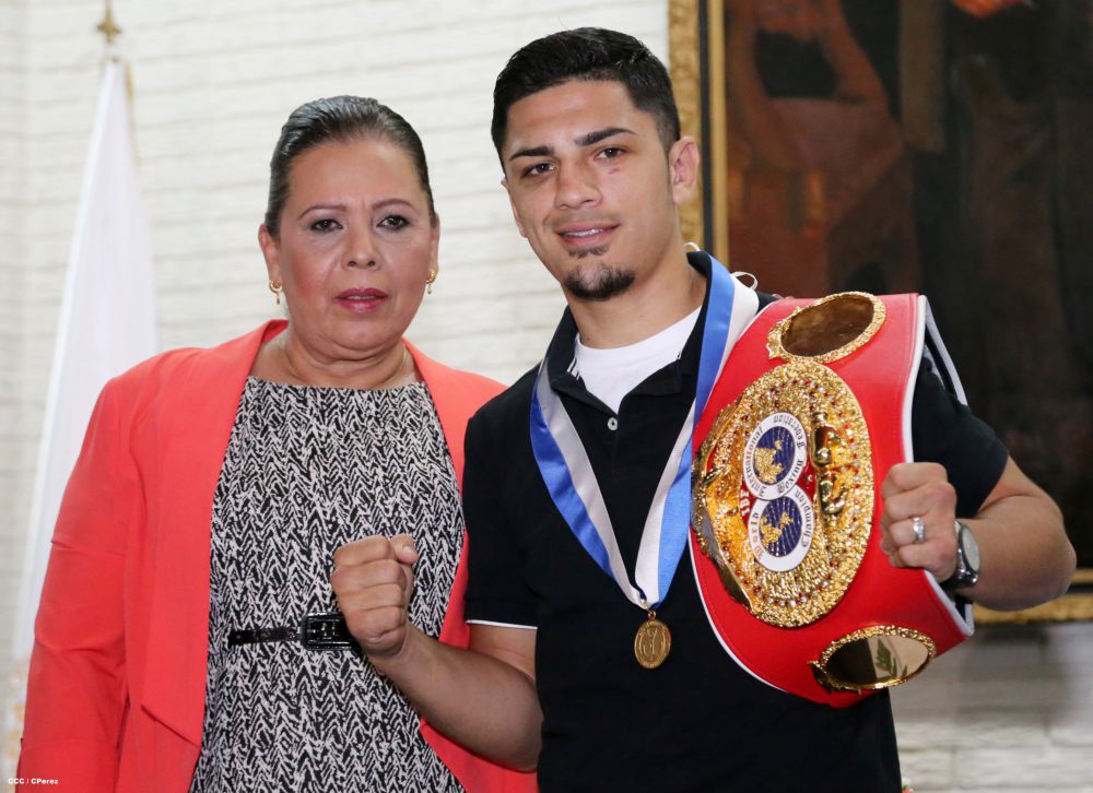 Randy Caballero recibe Orden Alexis Argüello y coloca Ofrenda Floral en Plaza de las Victorias
