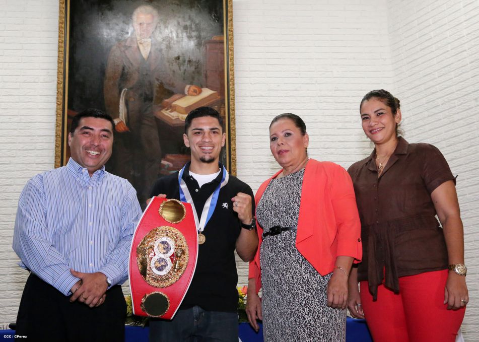 Randy Caballero recibe Orden Alexis Argüello y coloca Ofrenda Floral en Plaza de las Victorias