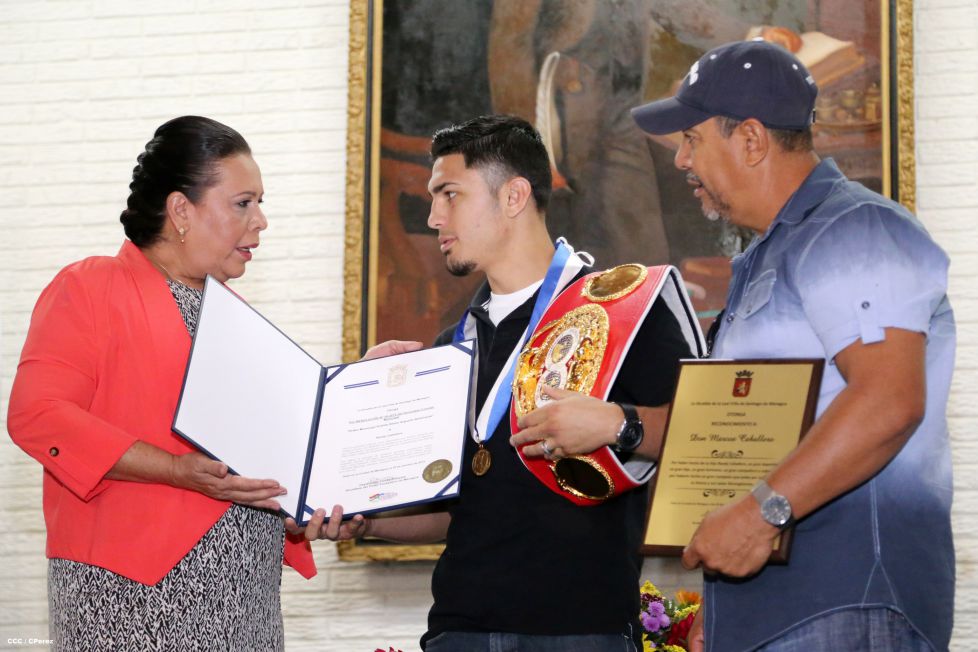 Randy Caballero recibe Orden Alexis Argüello y coloca Ofrenda Floral en Plaza de las Victorias