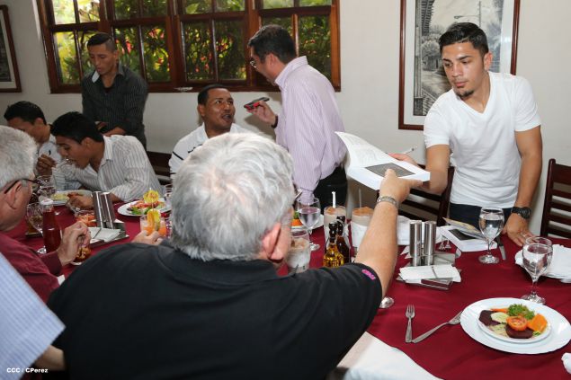 Recorrido del Campeón Randy Caballero por Managua y encuentro con Campeones