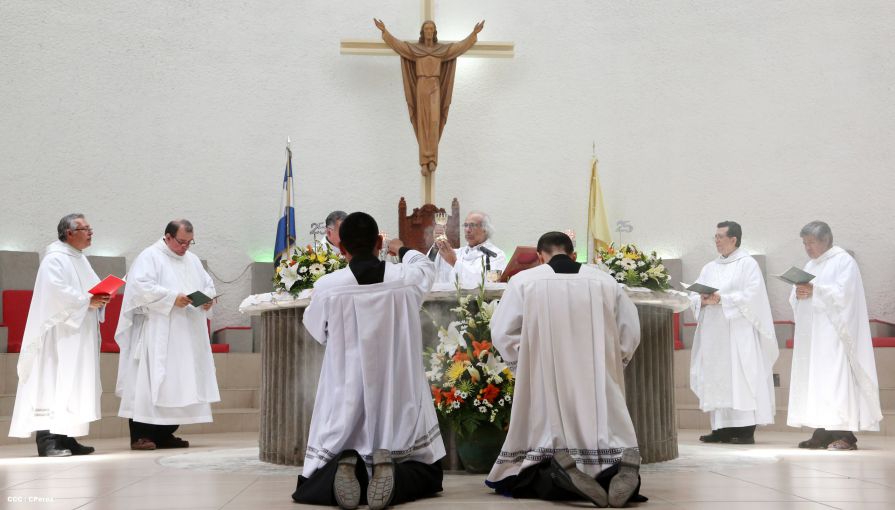 Cardenal Brenes celebra Bodas de Plata de sacerdotes