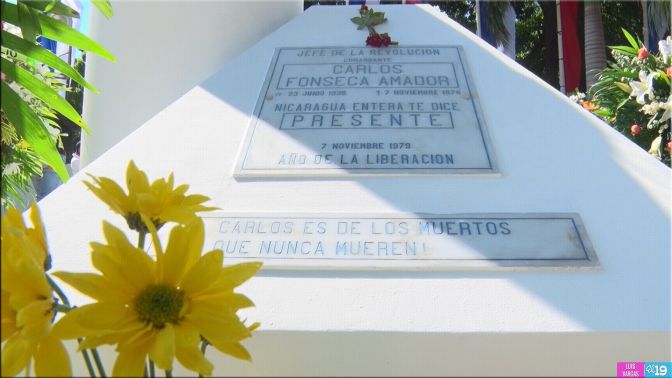 Pueblo de Nicaragua coloca ofrendas florales en Mausoleo del Comandante Carlos Fonseca
